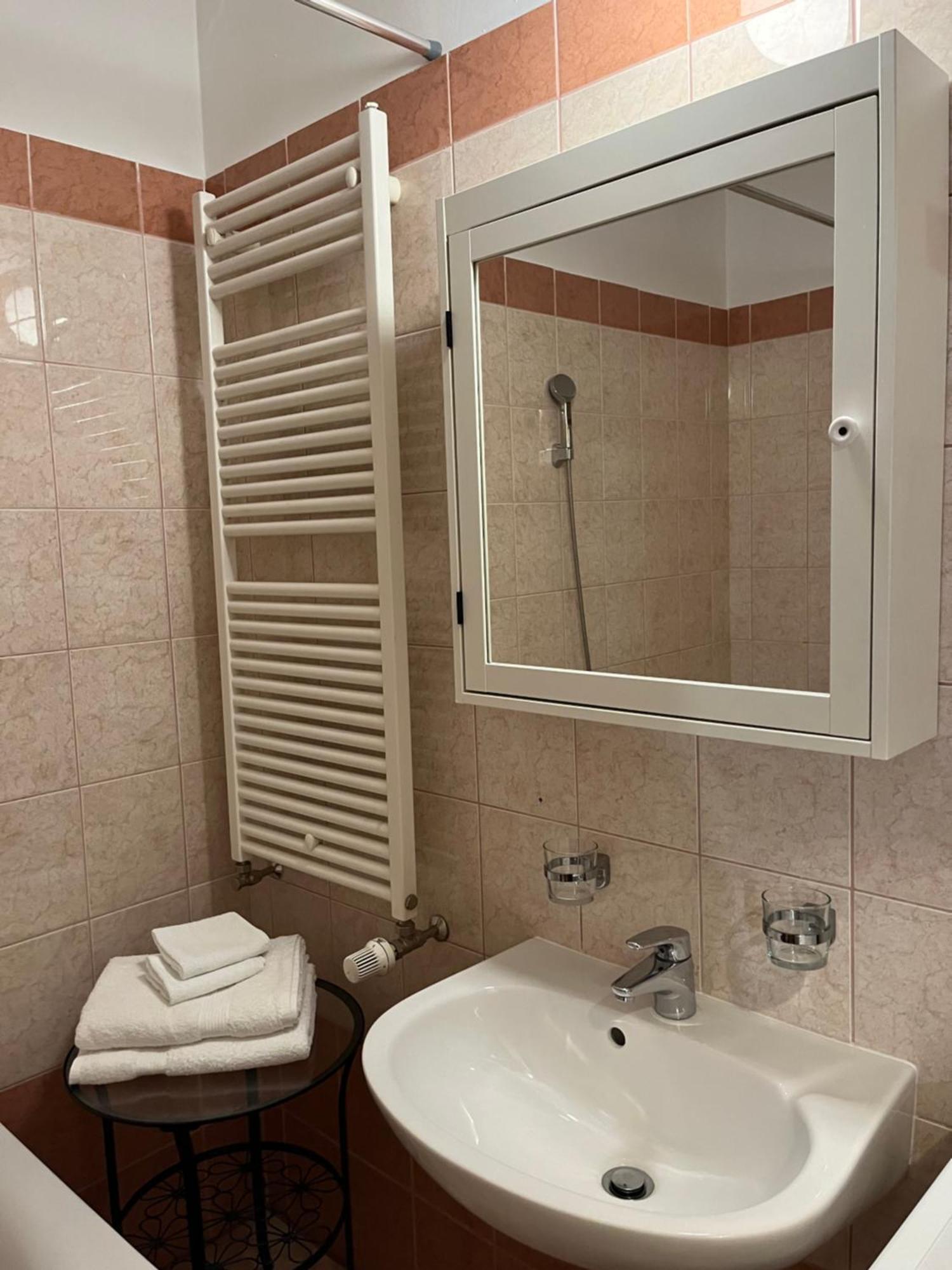 Downtown Rose Garden Apartments Whit Garage Opcional Budapest Bagian luar foto